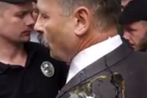 Барну закидали яйцями біля будівлі Ради