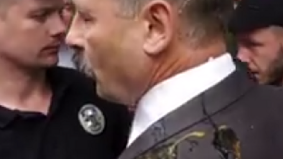 Барну закидали яйцями біля будівлі Ради