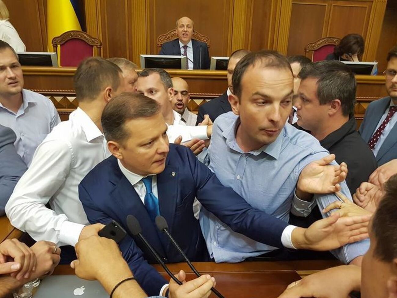 Біля трибуни почалася тиснява