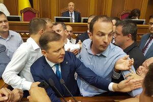 Біля трибуни почалася тиснява