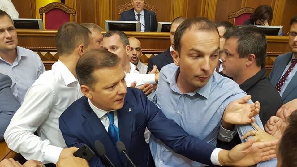 Біля трибуни почалася тиснява