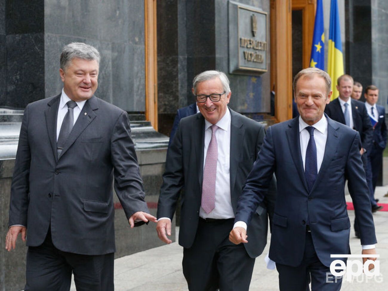 На неофіційній зустрічі Порошенка, Юнкера і Туска не вдалося узгодити текст підсумкової декларації саміту Україна &ndash; ЄС, пише "Європейська правда"