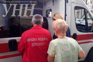 Богомолец увезли в больницу