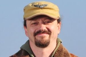 В клоунском дуэте Лещенко с Топольской роль покорной телочки отведена именно Лещенко, а хамского альфа-самца – Топольской