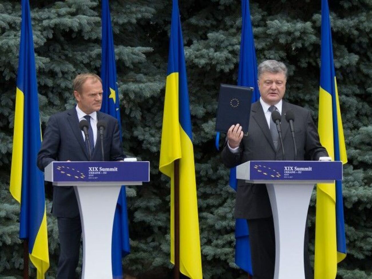 Туск і Порошенко на саміті Україна – ЄС привітали Сенцова з днем народження
