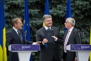 Юнкер поспішав завершити спільний брифінг із Туском і Порошенком, щоб угамувати голод
