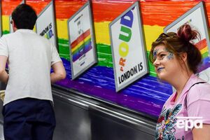 У метро Лондона до пасажирів звернуться з формулюванням "всі"