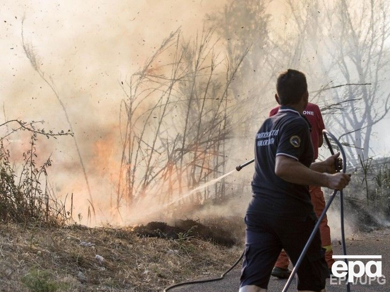 Окрім пожежників, із вогнем борються військові