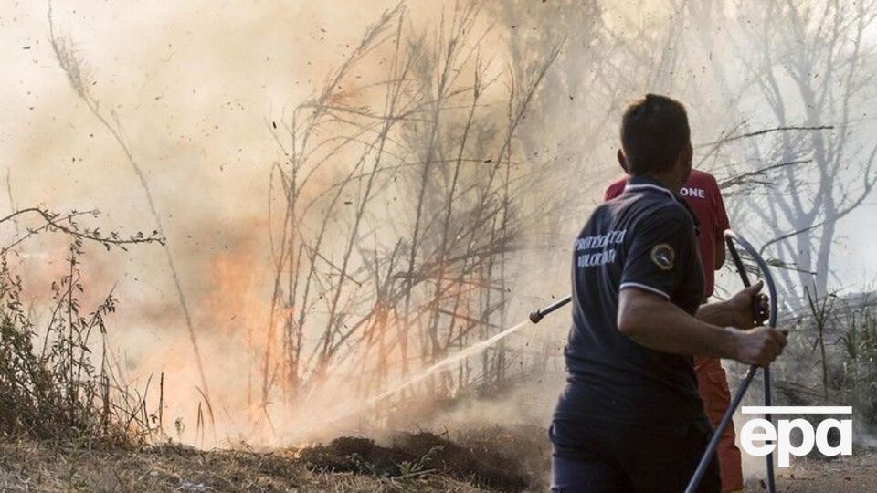 Окрім пожежників, із вогнем борються військові