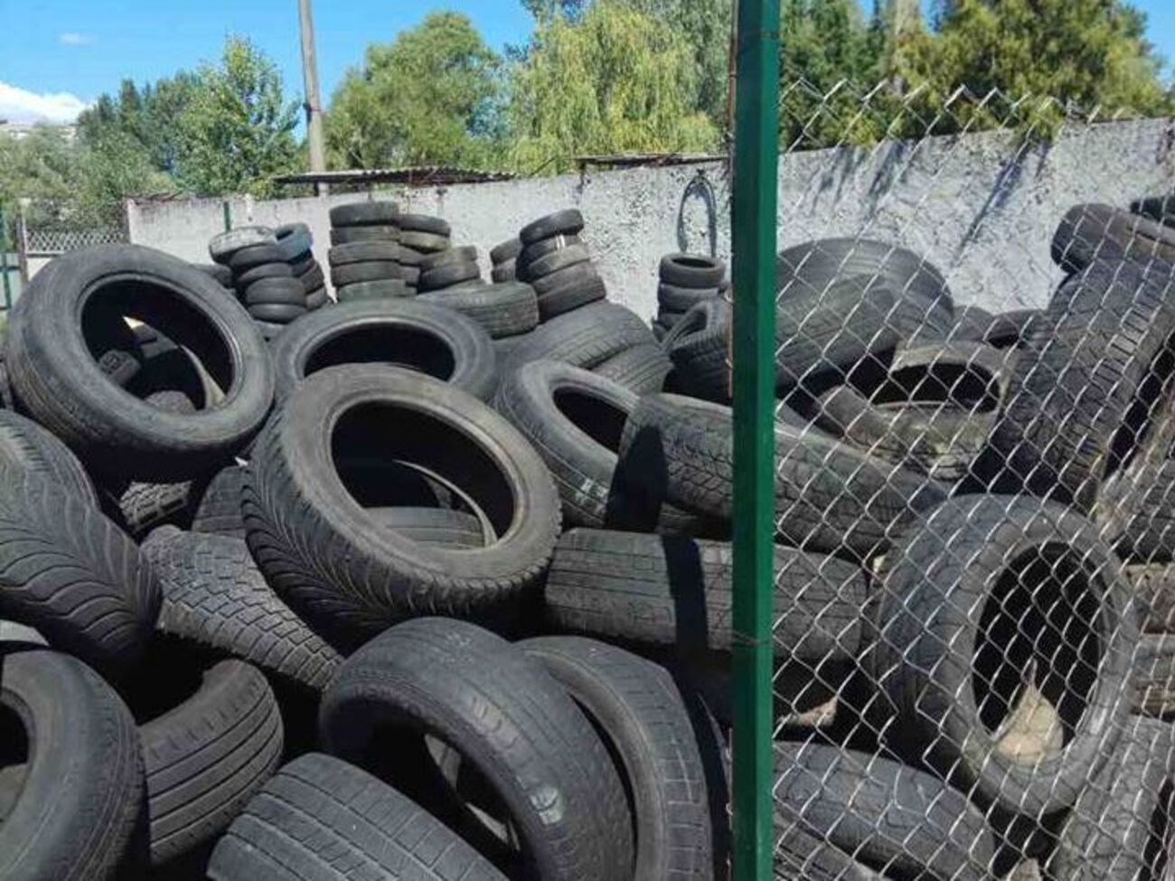 В Киеве просят коммунальные предприятия утилизировать покрышки