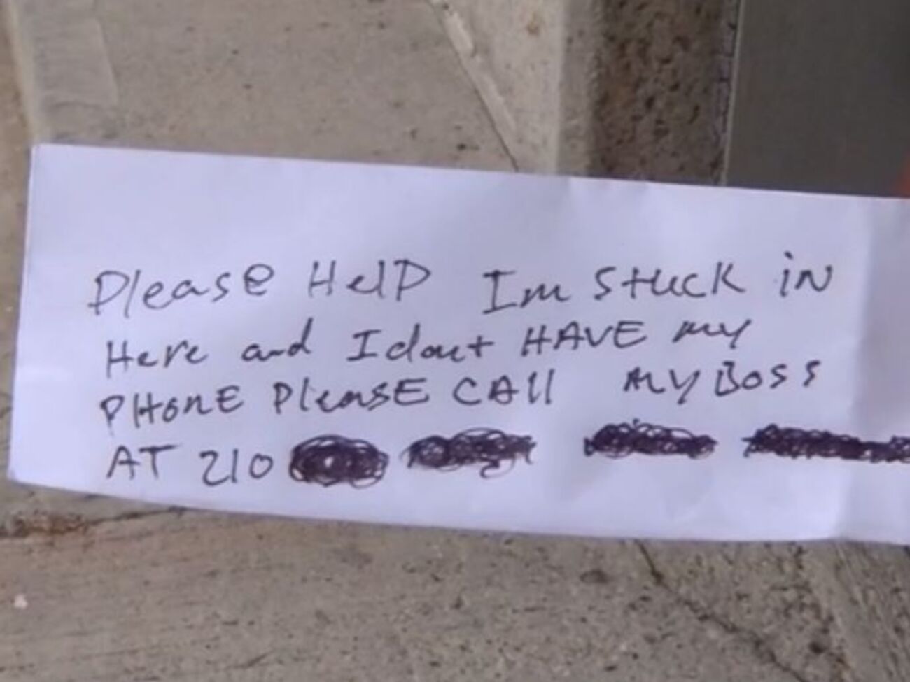 Застрявший в банкомате рабочий писал записки&nbsp;людям, снимающим деньги