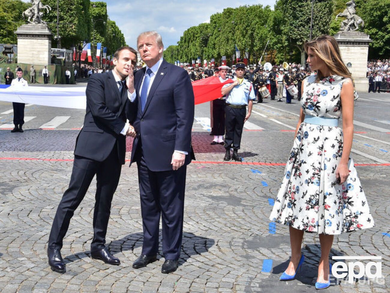 Меланія Трамп уважно стежить за рукостисканням свого чоловіка з Макроном