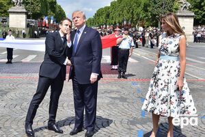 Меланія Трамп уважно стежить за рукостисканням свого чоловіка з Макроном