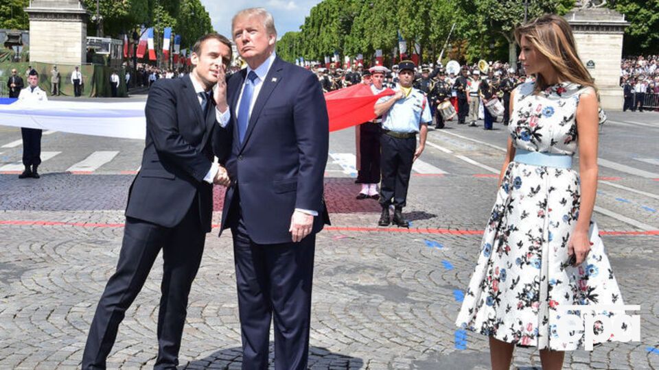 Меланія Трамп уважно стежить за рукостисканням свого чоловіка з Макроном