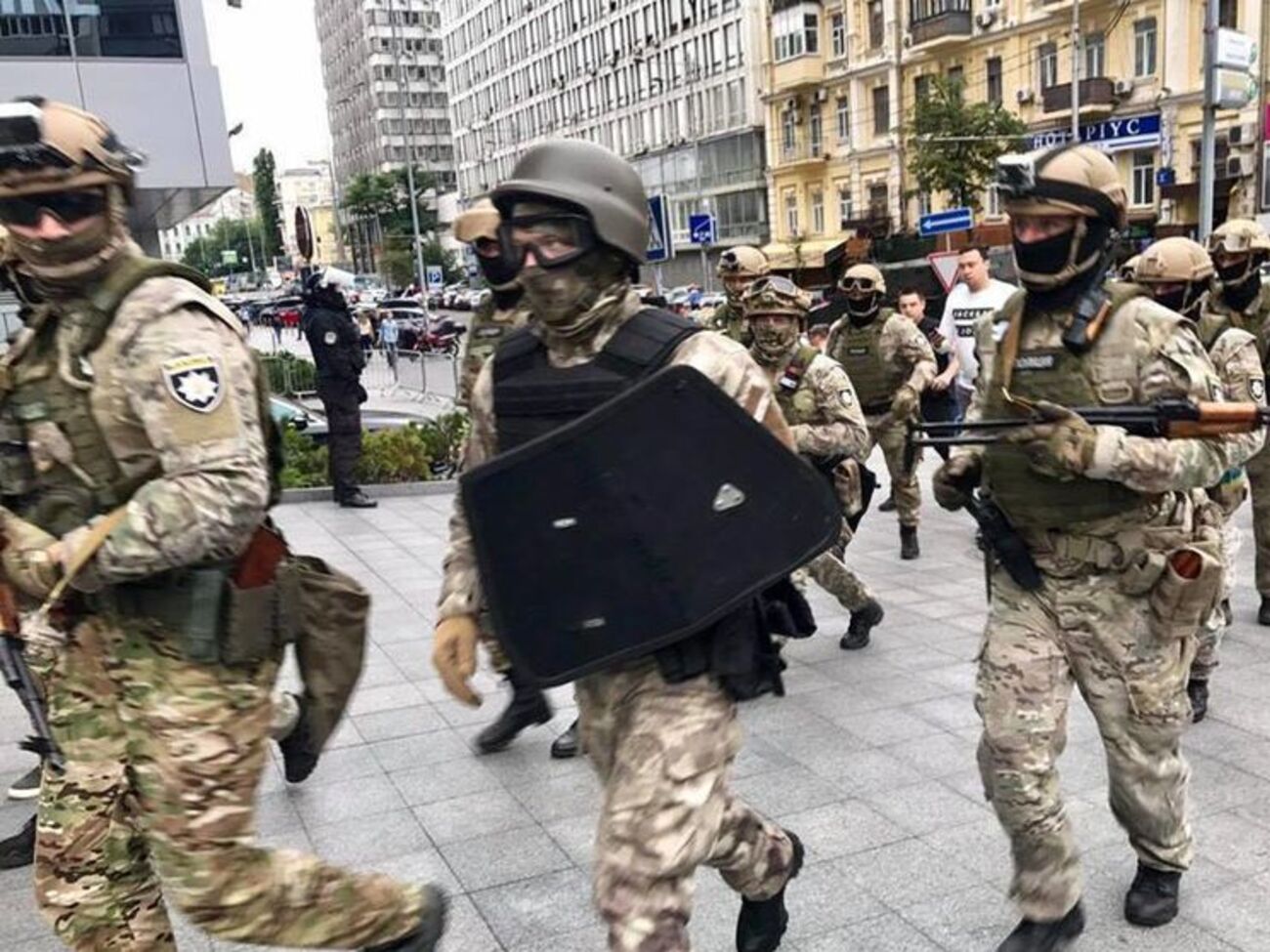 Представители силовых структур продолжают обыскивать редакцию "Вестей"