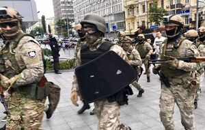 Представители силовых структур продолжают обыскивать редакцию "Вестей"