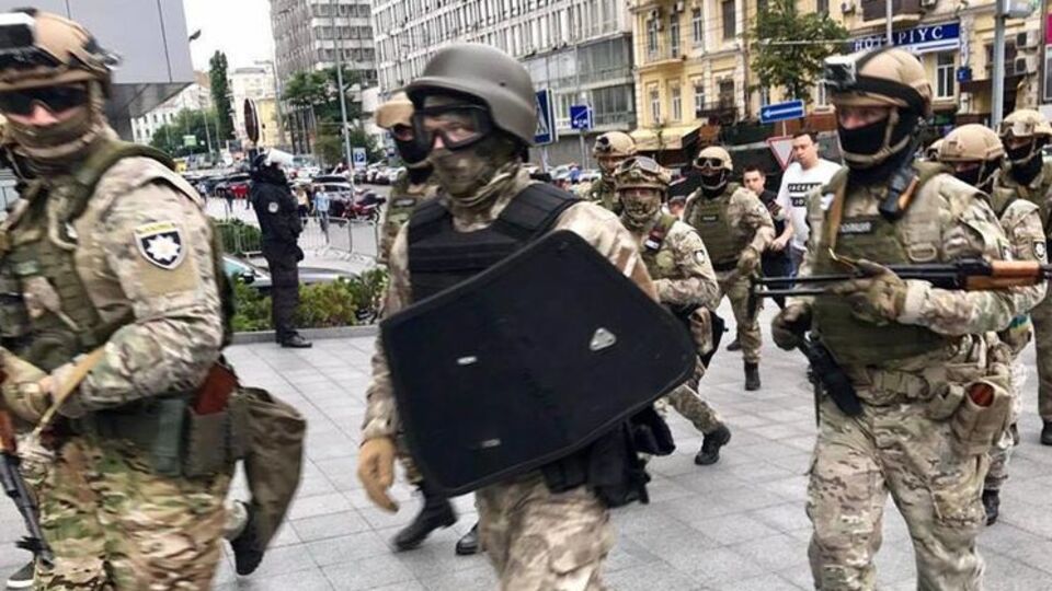 Представники силових структур продовжують обшукувати редакцію "Вестей"