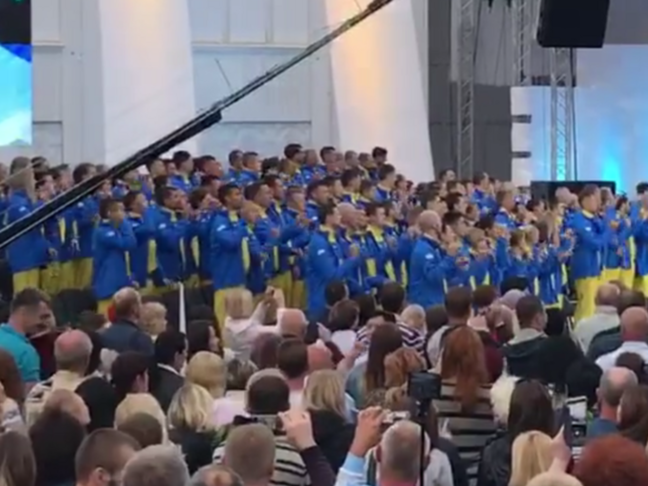Украинские спортсмены на языке жестов исполнили национальный гимн
