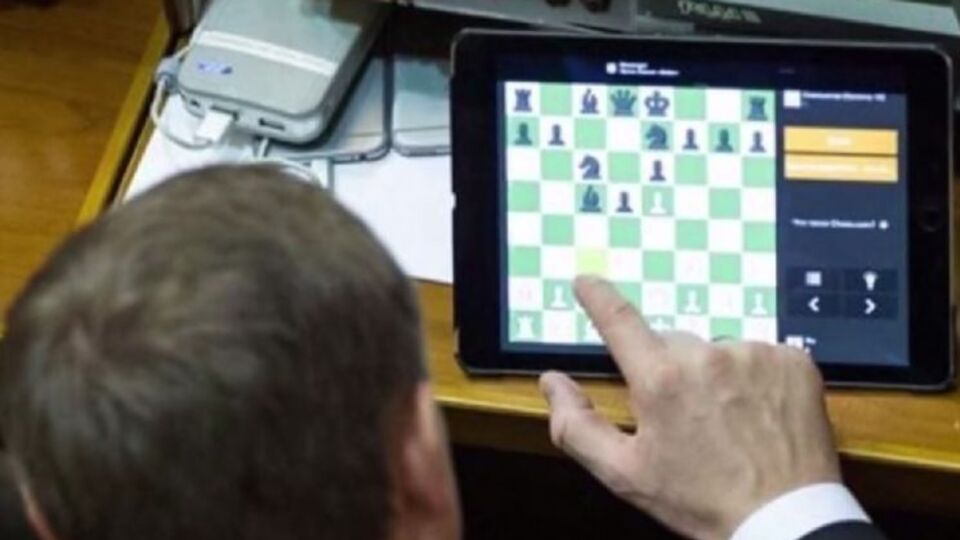 Нардепы вернутся в сессионный зал 5 сентября
