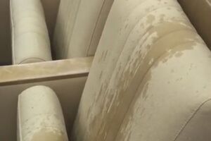 Вода з даху намочила місця деяких депутатів