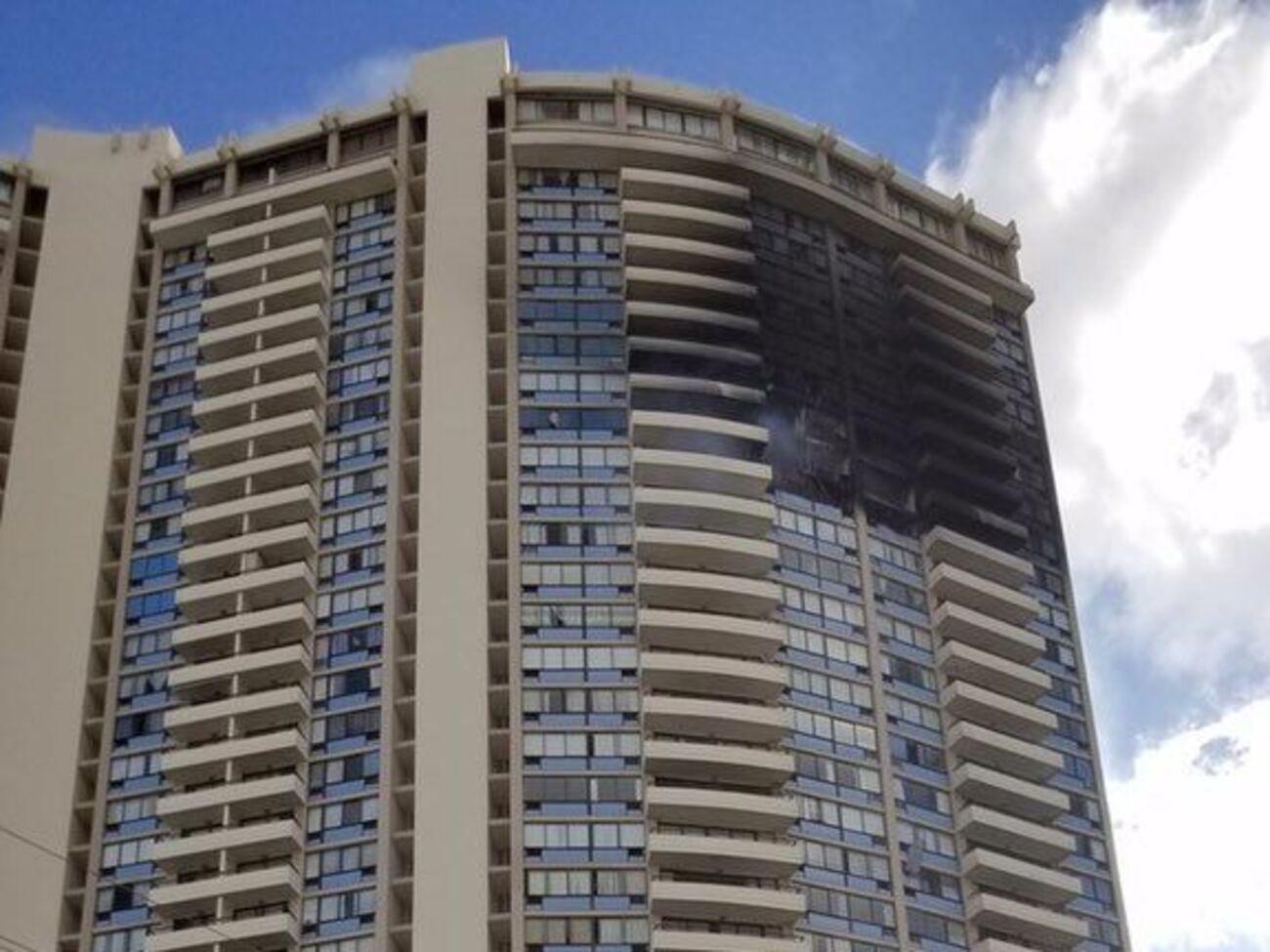 Огонь распространился на три этажа