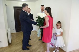 Порошенко привітав родину військового з отриманням квартири
