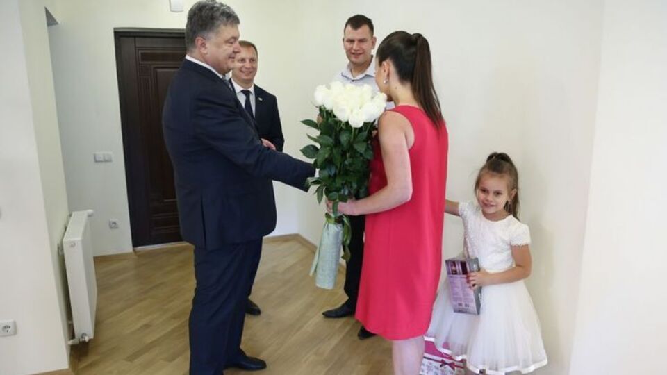 Порошенко привітав родину військового з отриманням квартири