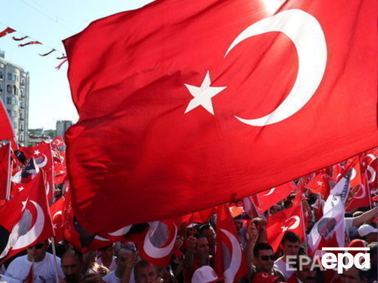 В Турции введен режим чрезвычайного положения, он дает властям право увольнять государственных служащих и закрывать организации