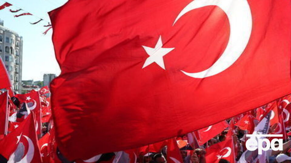 У Туреччині ввели режим надзвичайного стану, він дає владі право звільняти державних службовців і закривати організації