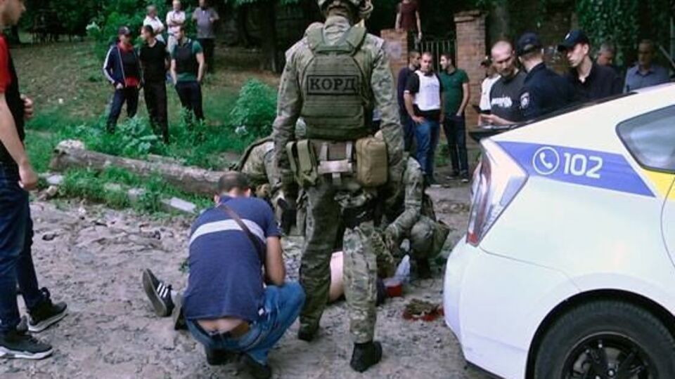 Поліцейські намагалися надати допомогу самогубцеві