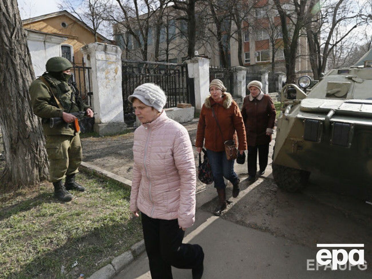 Військові без розпізнавальних знаків з'явилися в Криму в лютому 2014 року