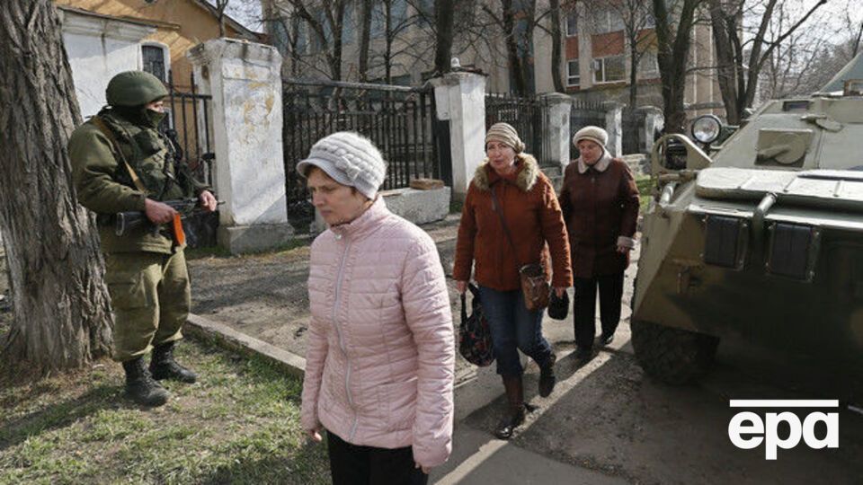 Військові без розпізнавальних знаків з'явилися в Криму в лютому 2014 року