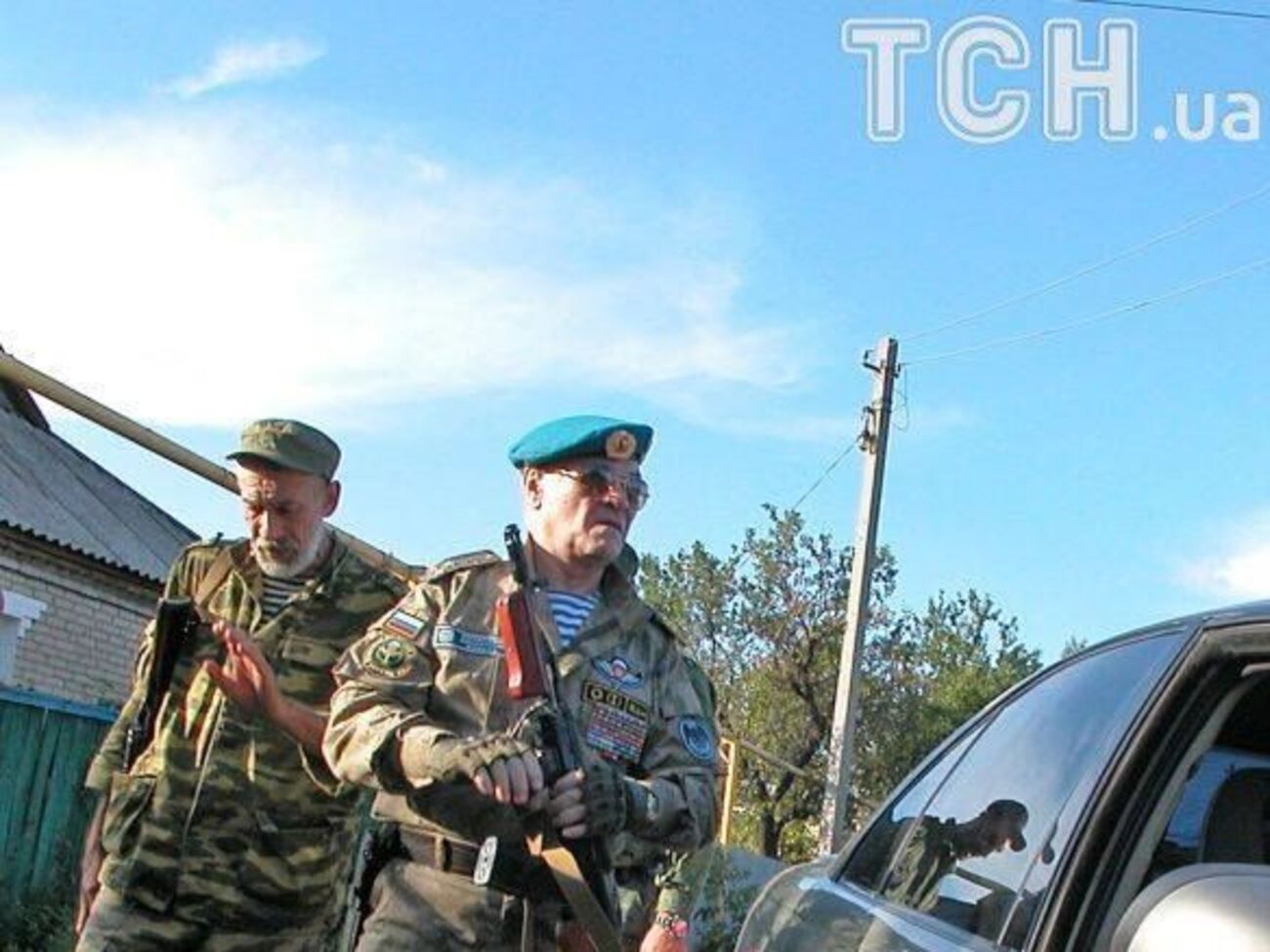 Гратов&nbsp;&ndash; на передньому плані зі зброєю
