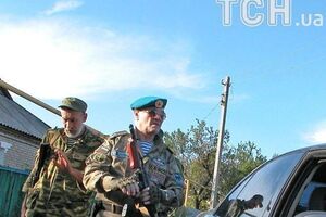 Гратов – на передньому плані зі зброєю