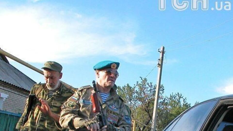 Гратов – на передньому плані зі зброєю