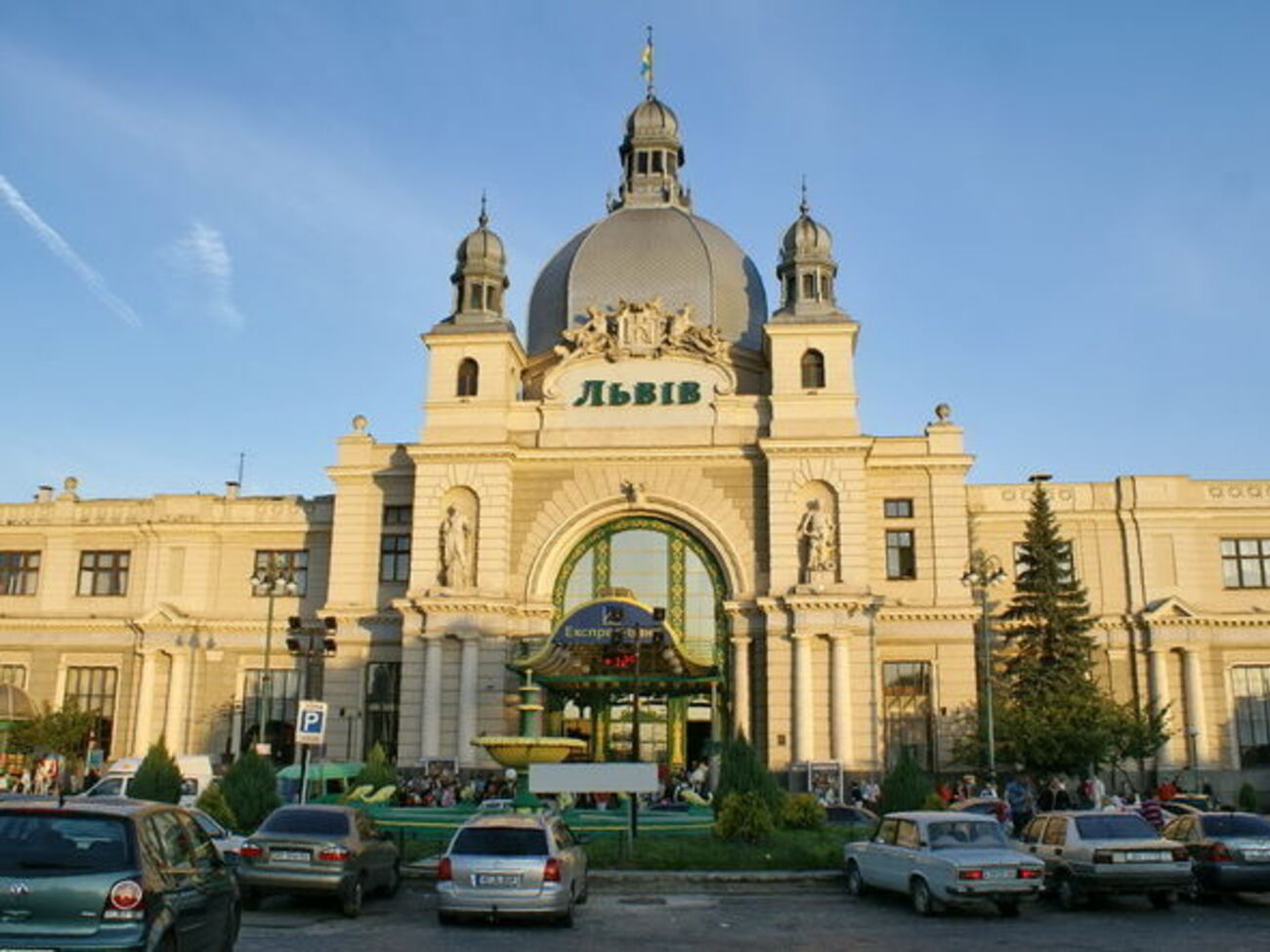 Сотрудники полиции провели осмотр вокзала и прилегающей территории и не нашли взрывоопасных предметов