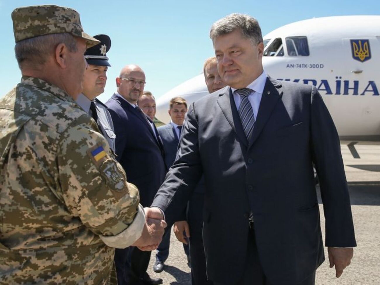 Порошенко: Сьогодні кращі сини та доньки України відстоюють її суверенітет