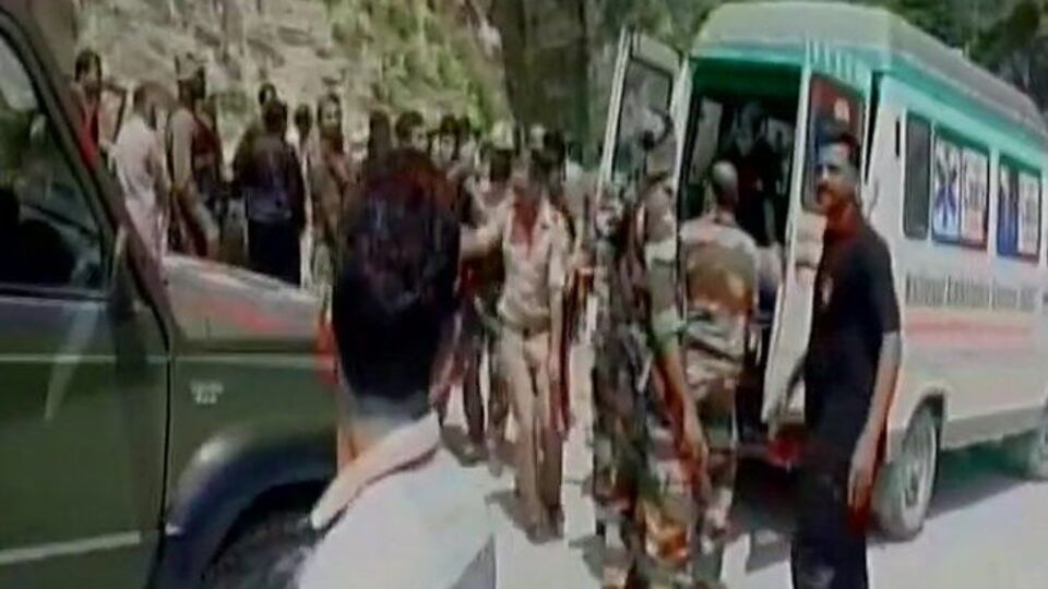 В Индии автобус упал в ущелье, спасательная операция продолжается