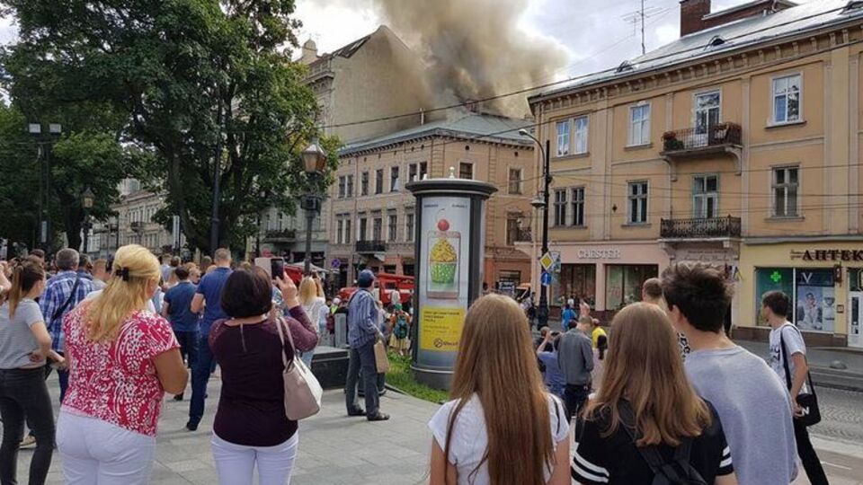 Огонь продолжают тушить