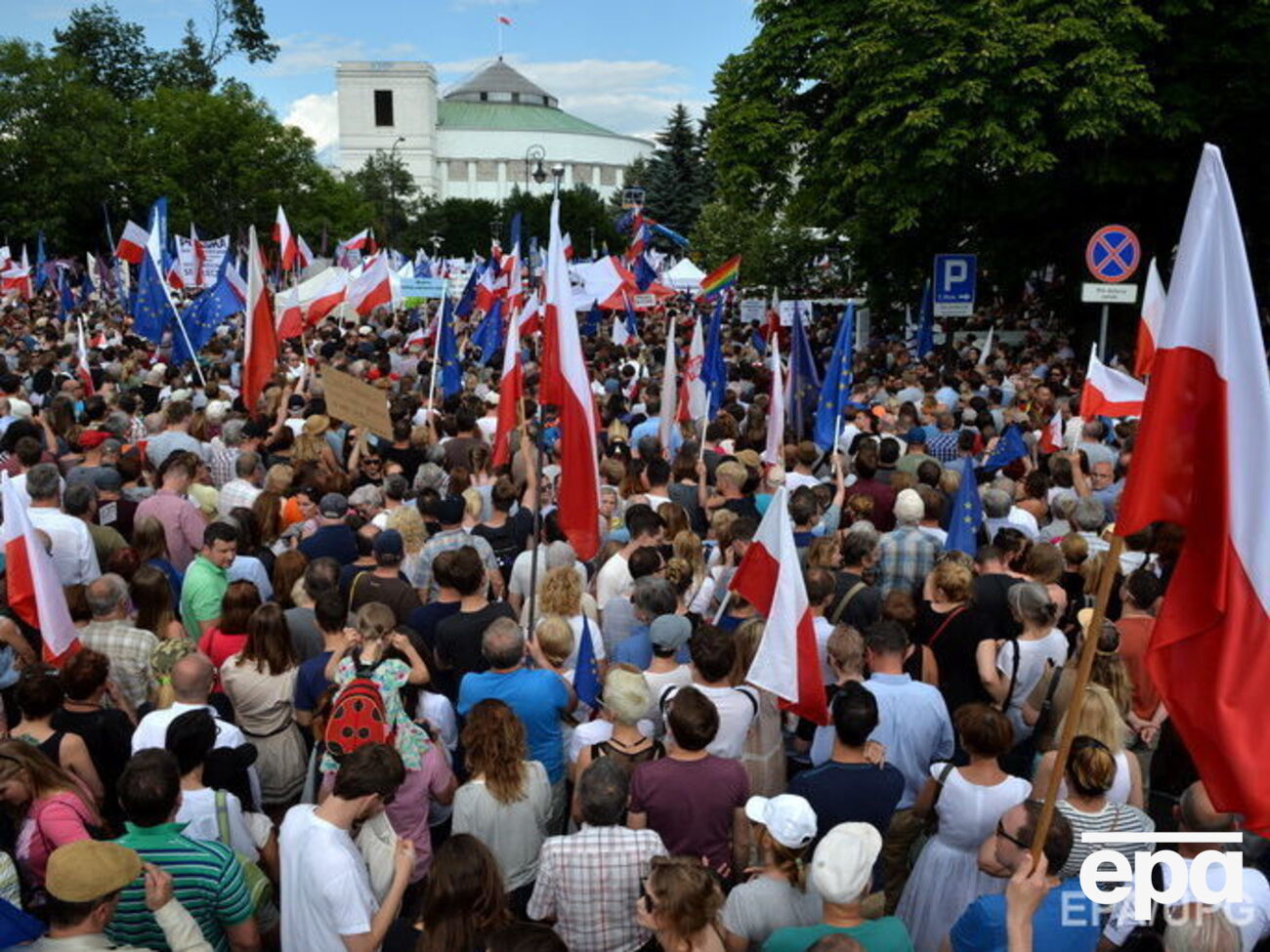 До будівлі парламенту вийшли тисячі людей