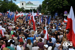 До будівлі парламенту вийшли тисячі людей