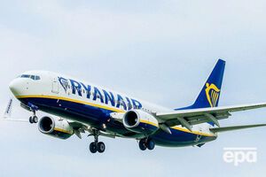 Представители авиакомпании сообщили, что лайнер садился в условиях перекрестного ветра