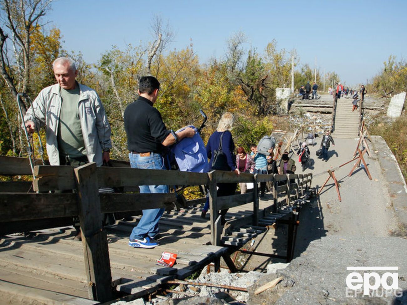 На мосту в Станице Луганской пропала женщина