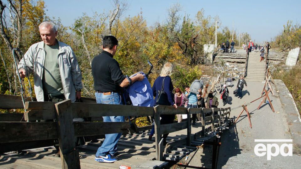 На мосту в Станиці Луганській зникла жінка