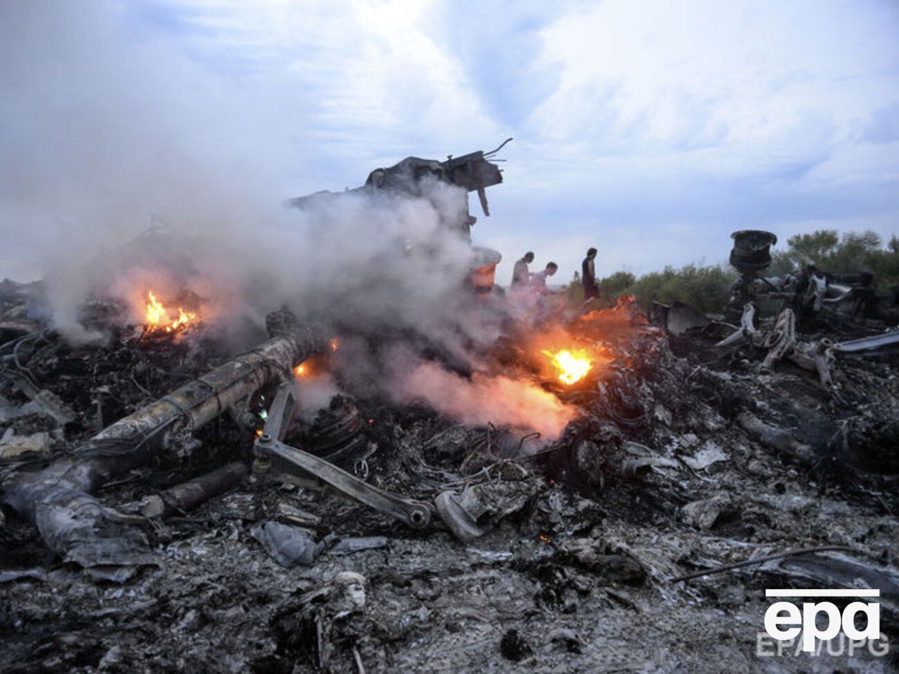 17 липня 2014 року, місце неподалік від окупованого міста Тореза Донецької області. Робітники забирають останки 298 пасажирів, що перебували на борту МН17