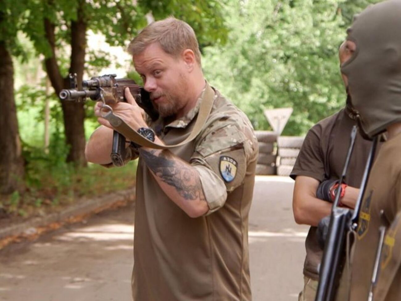 Скілт: Тут хтось із наших, за нашими спинами як закричить у гучномовець!