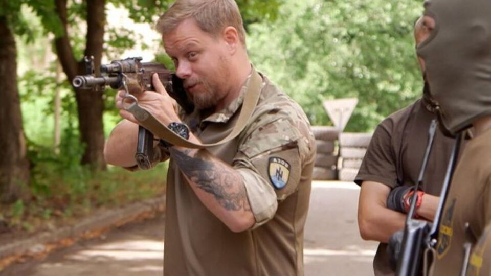 Скілт: Тут хтось із наших, за нашими спинами як закричить у гучномовець!