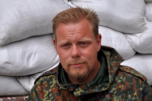 Скилт: Боевика мы нашли на заднем дворе, он был тяжело ранен в грудь