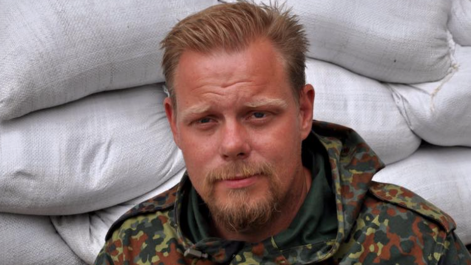 Скілт: Бойовика ми знайшли на задньому дворі, його було тяжко поранено в груди