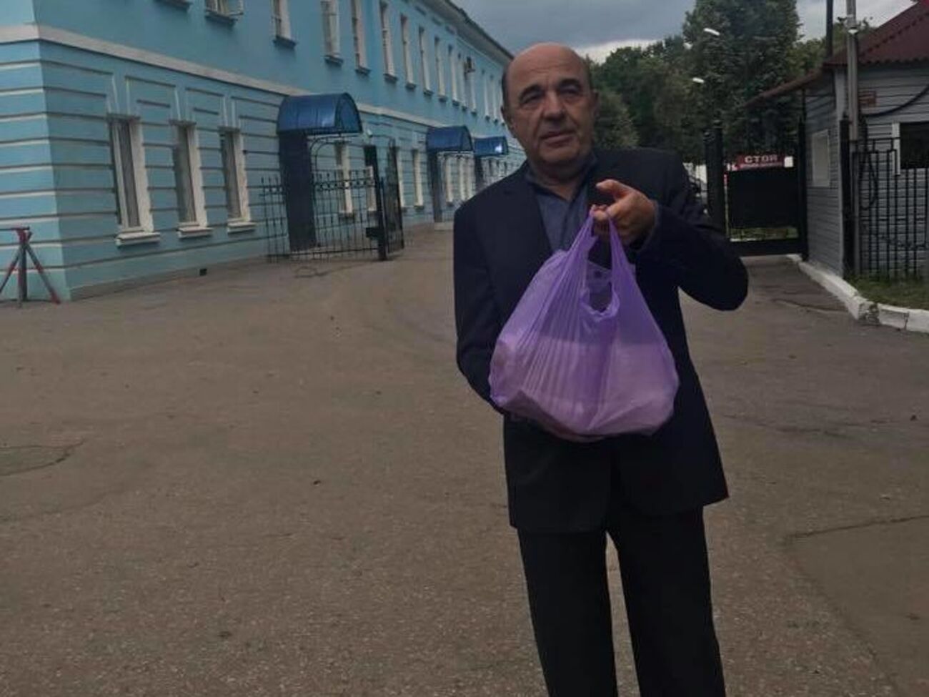Вадим Рабінович: Це Володимирський централ. А у руці у мене справжнє наше сало для Миколи Карпюка
